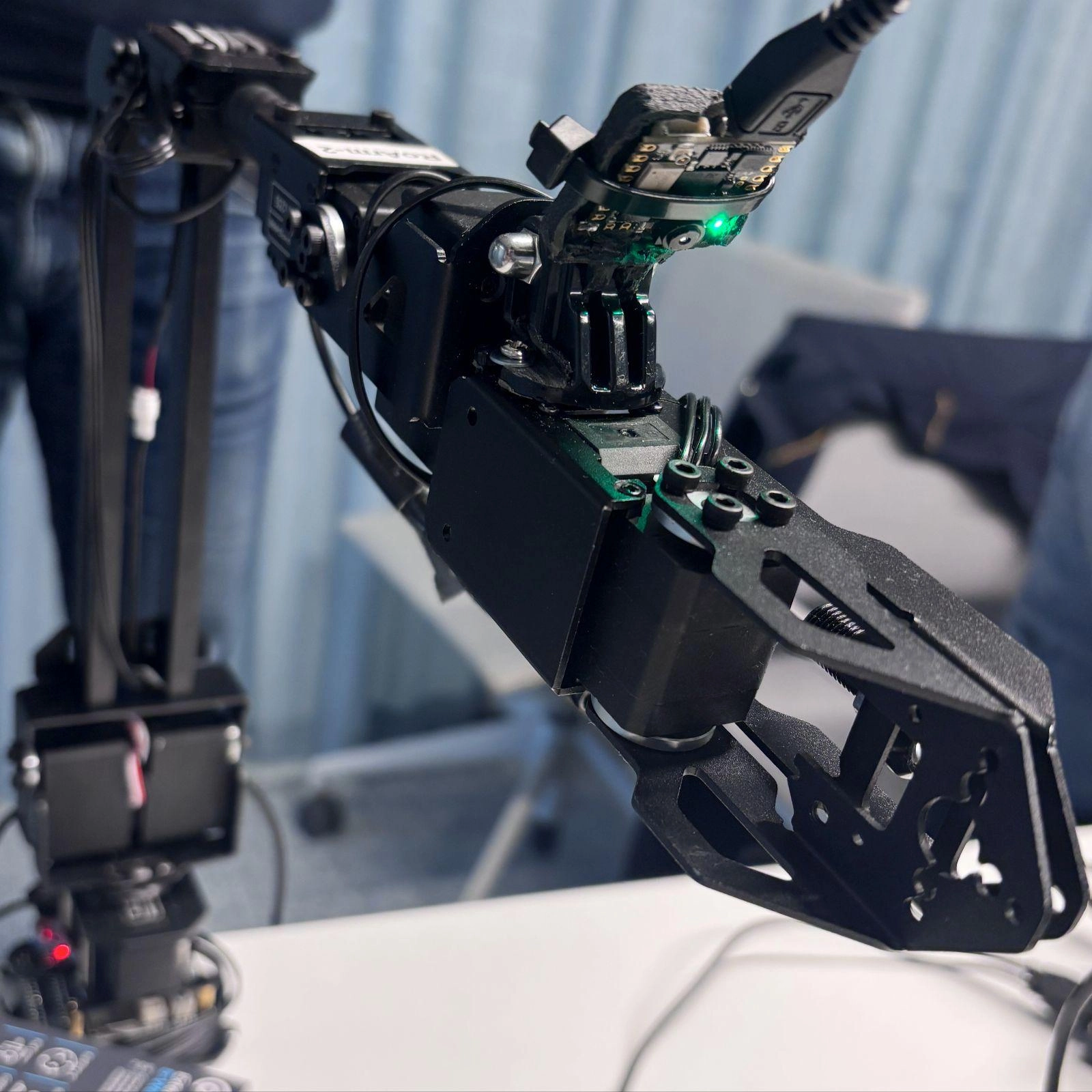 Fjernstyr en robotarm via VR!
